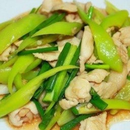 ไก่ผัดพริกหยวกราดข้าว