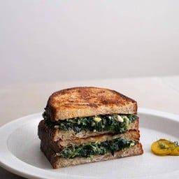 Spanakopita toastie (V)