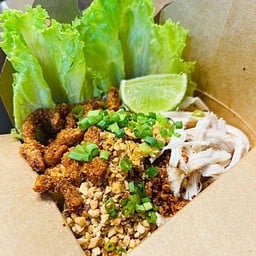 หมี่ไก่ฉีกต้มยำ+แคปหมูกระจกแซ่บ