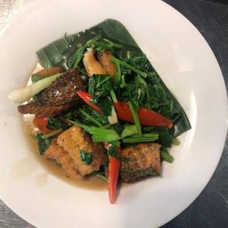 ปลากะพงผัดคึ่นฉ่าย