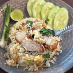 ข้าวผัดหมูทอดกรอบ