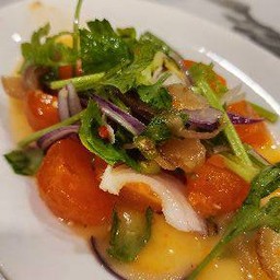 ยำไข่แดง