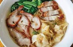 บะหมี่เกี๊ยวหมูแดง หมูกรอบ