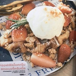 ครอฟเฟิลไอศครีมสตอเบอรี่ครับเบิ้ล