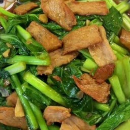 ผัดผักกวางตุ้งใส่หมู ราดข้าว