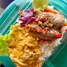 ข้าวไข่ข้นยำปลากระป๋อง