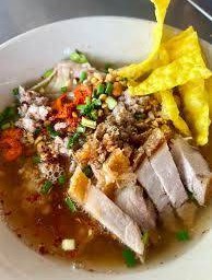 บะหมี่เกี๊ยวเย็นตาโฟต้มยำหมูกรอบ