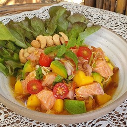 ยำแซลมอนมะม่วงอะโวคาโด