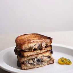 Truffle mushroom toastie (V)