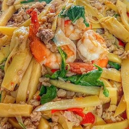 ข้าวผัดกระเพราหมูสับหน่อไม้ใส่กุ้ง