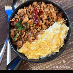 ยกทัพ ข้าวกะเพราหมูสับ X ไข่เจียว