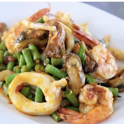 ข้าว-ผัดพริกแกงทะเล ( กุ้ง+ปลาหมึก )