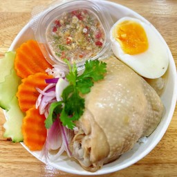 ข้าวไก่ต้มน้ำปลา+ น้ำจิ้มซีฟู้ด