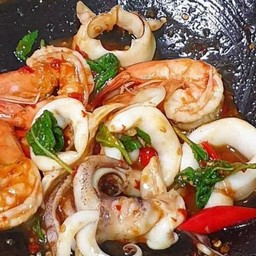 ข้าว-กะเพราทะเล ( กุ้ง+ปลาหมึก )