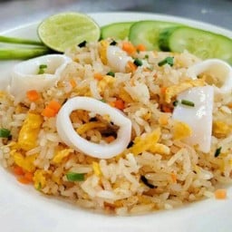 ข้าวผัดปลาหมึก