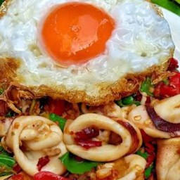 กระเพราปลาหมึก+ไข่ดาว