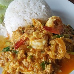 ผัดผงกะหรี่ทะเลราดข้าว