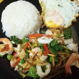 ผัดฉ่าทะเล+ไข่ดาว ราดข้าว