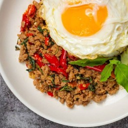 ข้าวกระเพราไข่ข้น ฟาร์ก้าแมวน้อย