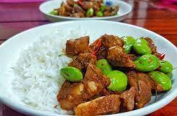 ข้าวผัดพริกแกงใต้สตอเนื้อสไลซ์