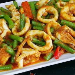 ข้าว-ผัดพริกแกงปลาหมึก