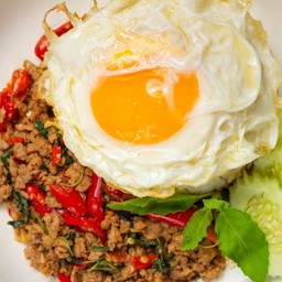 กระเพราหมูสับไข่ดาว
