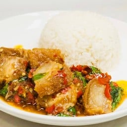 ข้าวราดหมูกรอบผัดกระเพรา