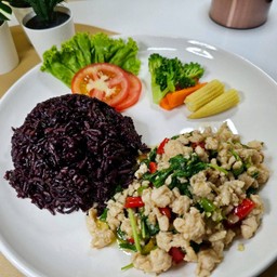 กระเพราอกไก่ + ข้าว