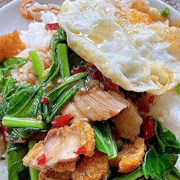 คะน้าหมูกรอบไข่ดาว
