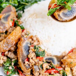 ข้าวกระเพราไข่เยี่ยวม้า