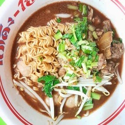 ก๋วยเตี๋ยวเนื้อเส้นมาม่า