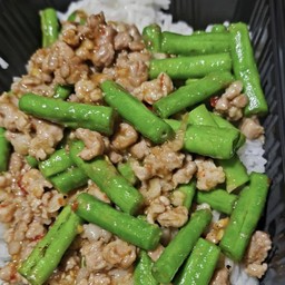 ผัดถั่วฝักยาว (ราดข้าว)