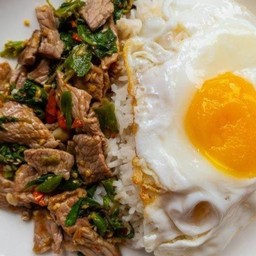 กระเพราหมูชิ้น+ไข่ดาว