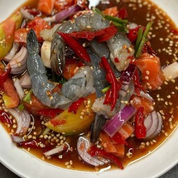ยำแซลมอนกุ้งสด