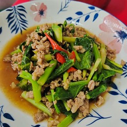 ร้านกระเพราพริกแห้งหมูตุ๋นเจ๊มล