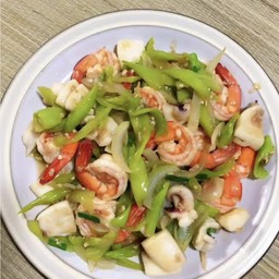 ข้าว-ผัดพริกอ่อนทะเล ( กุ้ง+ปลาหมึก )