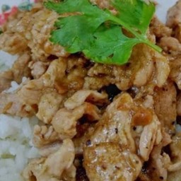 ข้าวหมูกระเทียม+ไข่ดาว หรือ ไก่กระเทียม+ไข่ดาว