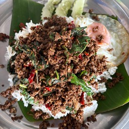 ข้าวราดกระเพราเนื้อสับ ไข่ดาว
