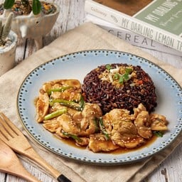 ข้าวไรซ์เบอรี่ + ไก่กระเทียม Stir fried garlic & black pepper chicken