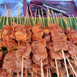 ป้าแต๋ว ข้าวเหนียวปิ้ง หมูปิ้ง หัวหิน