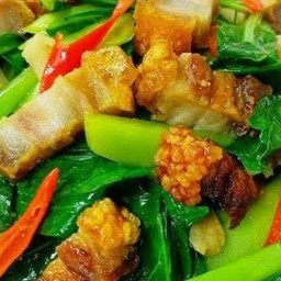 ผัดผักคะน้าหมูกรอบ