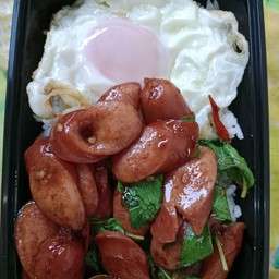 ข้าวกะเพราไส้กรอกหนังกรอบ+ไข่ดาว