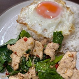 กะเพราไก่+ไข่ลาวา