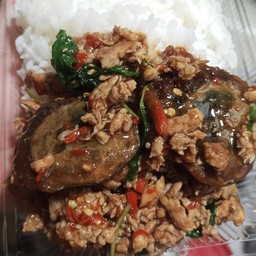 กระเพราหมูสับไข่เยี่ยวม้าทอดราดข้าว