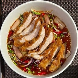 ยำคอหมูทอด