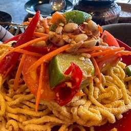 Thai Style Som Tum With Crispy Noodles