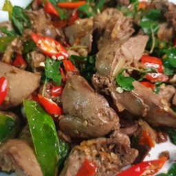 กระเพราเครื่องในไก่ราดข้าว