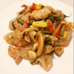 เส้นใหญ่ผัดขี้เมา