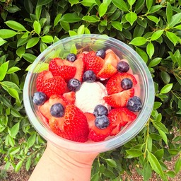 กรีกโยเกิร์ต 1 สกูป(57-60 กรัม) + สตอเบอรี่เกาหลี 5-6 ลูกและบลูเบอร์รี่ ฟรีกราโนล่า และซอส