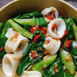 ข้าวผัดคะน้าปลาหมึก